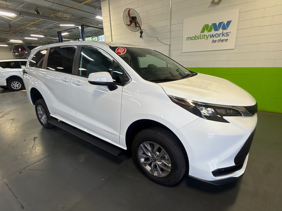 White Toyota Sienna image number 1