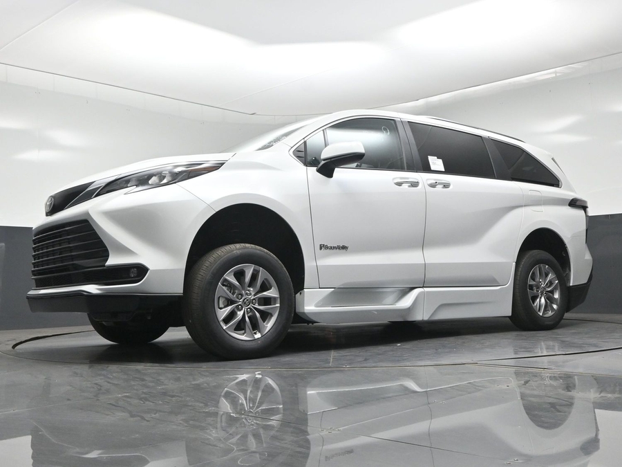 New 2026 Toyota Sienna Hybrid XLE Base - BraunAbility Side Entry Fold Out Automatic Ramp