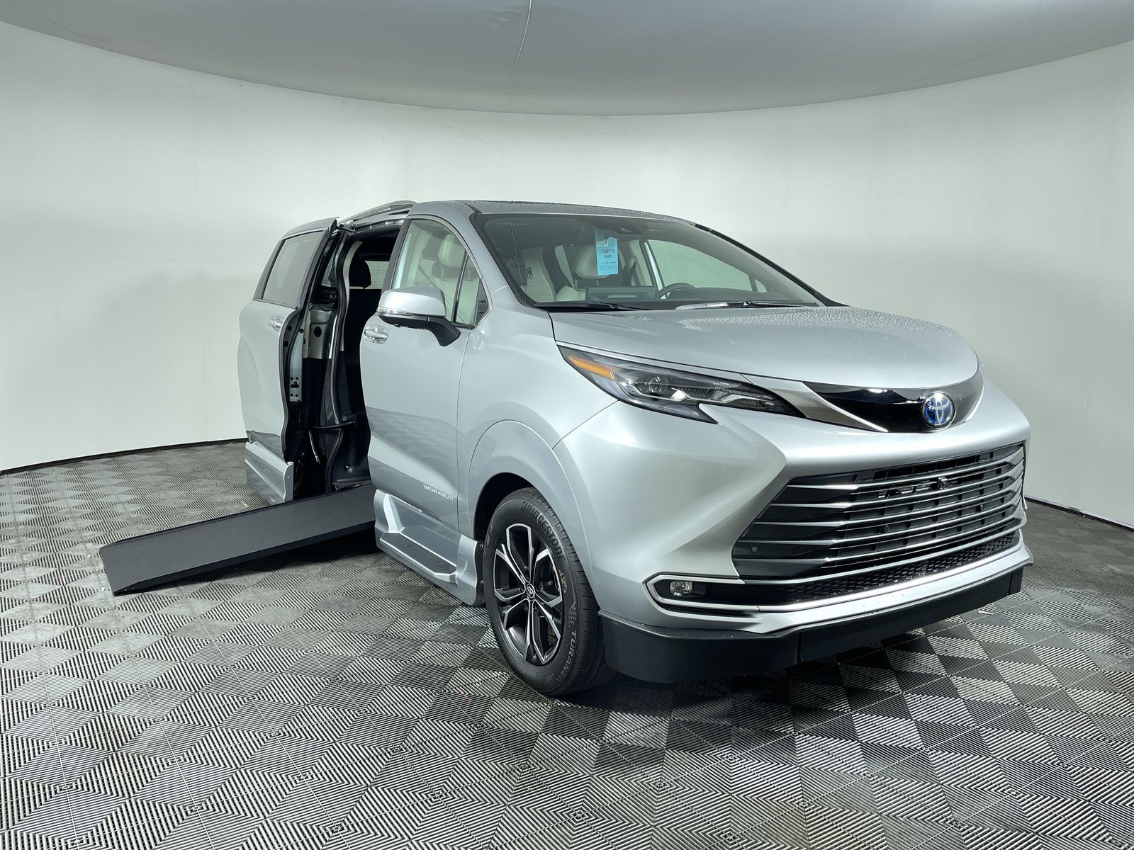 2025 Toyota Sienna AWD Platinum