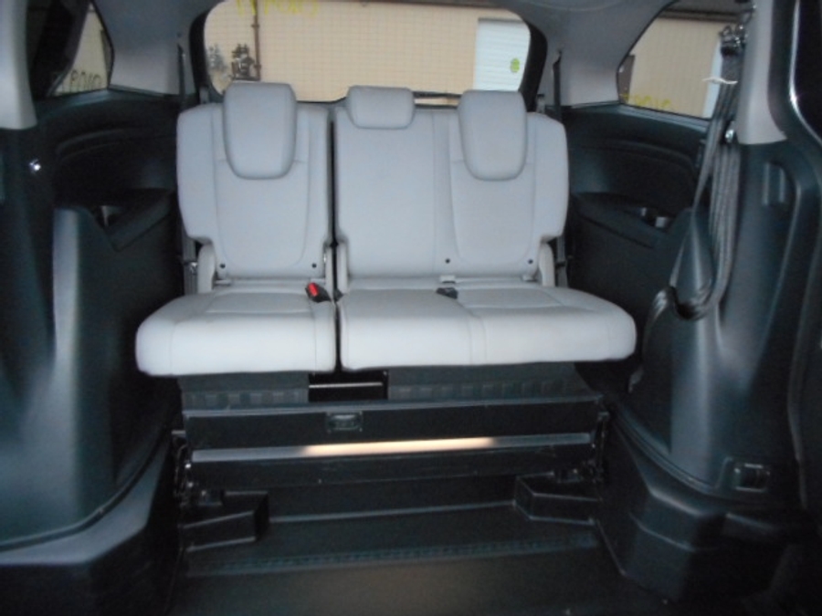 Silver Honda Odyssey image number 19