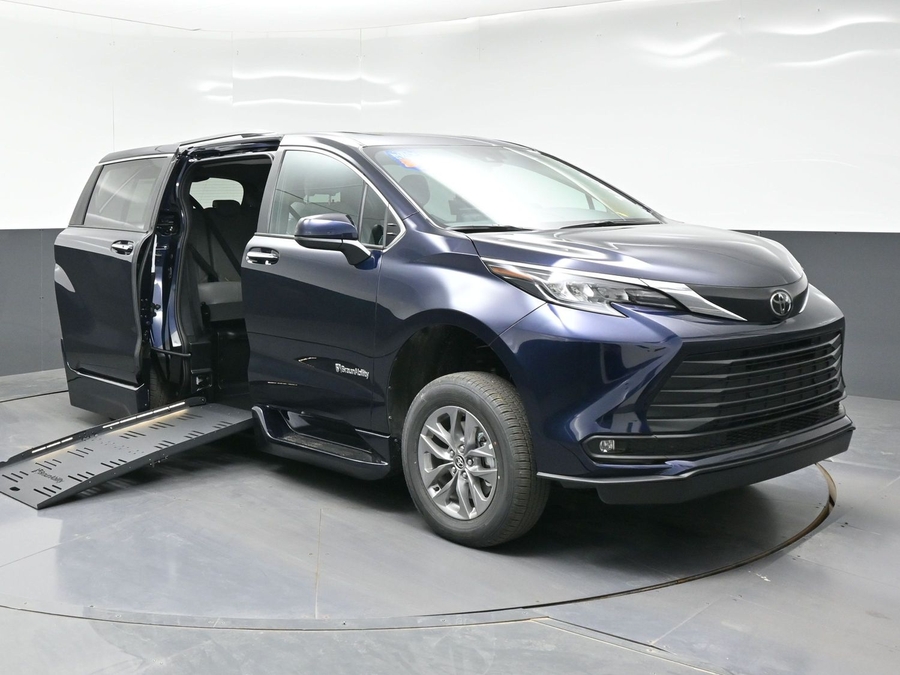 New 2026 Toyota Sienna Hybrid XLE Base - BraunAbility Side Entry Entry Fold Out Automatic Ramp