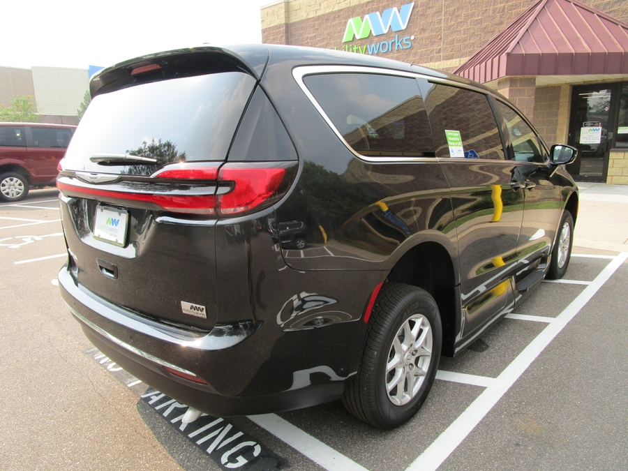 Black Chrysler Pacifica image number 3