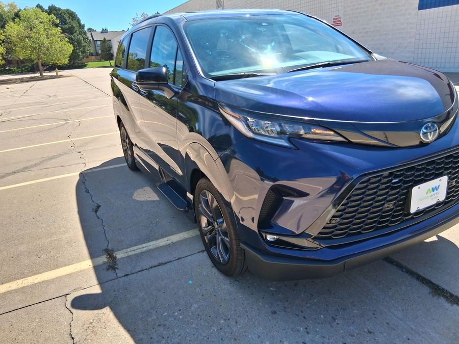 Blue Toyota Sienna image number 1