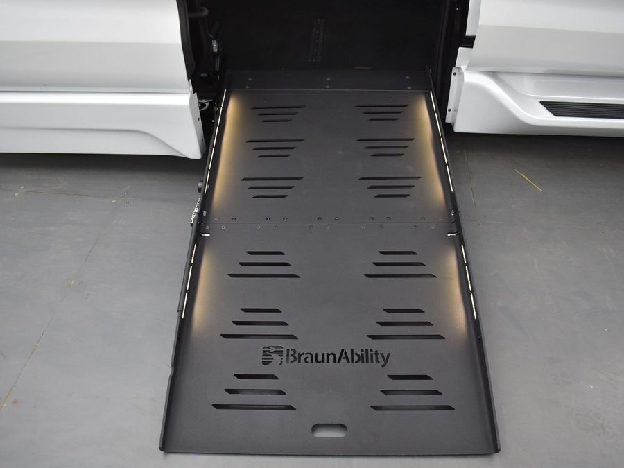 New 2025 Toyota Sienna Hybrid XLE Base - BraunAbility Side Entry Entry Fold Out Automatic Ramp