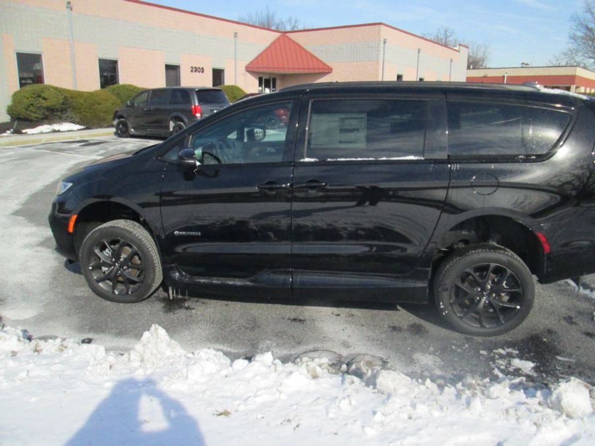 Black Chrysler Pacifica image number 3