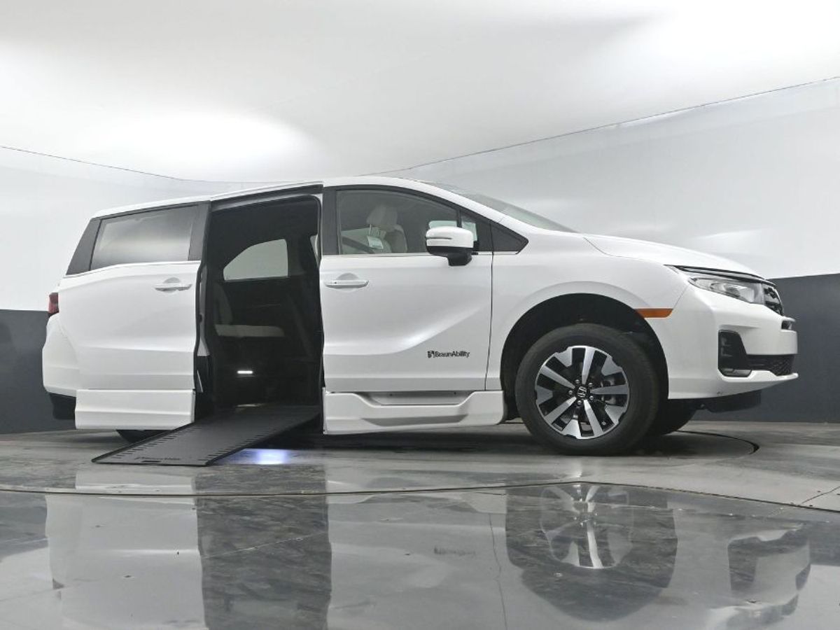 White Honda Odyssey image number 17