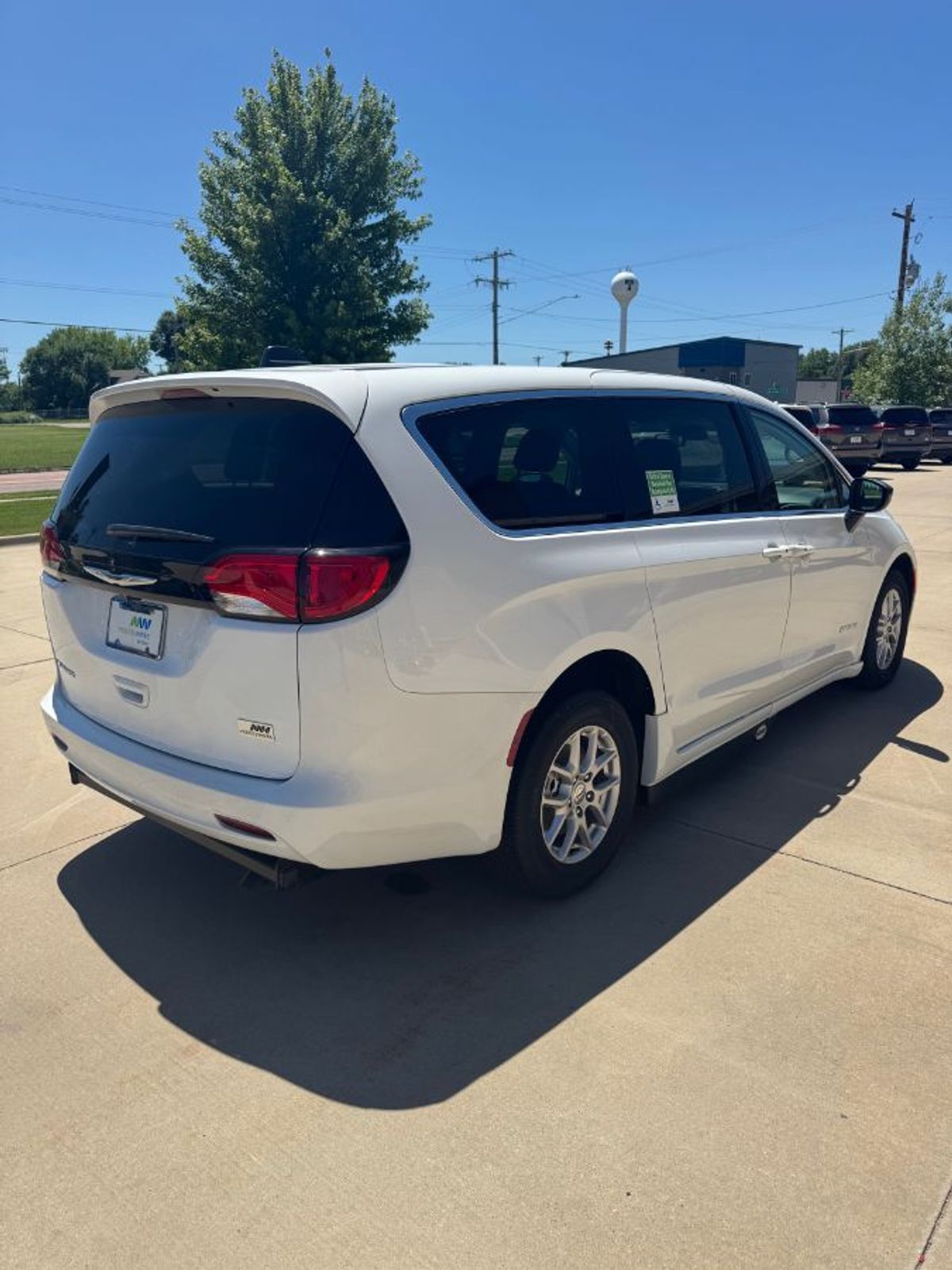 White Chrysler Voyager image number 6