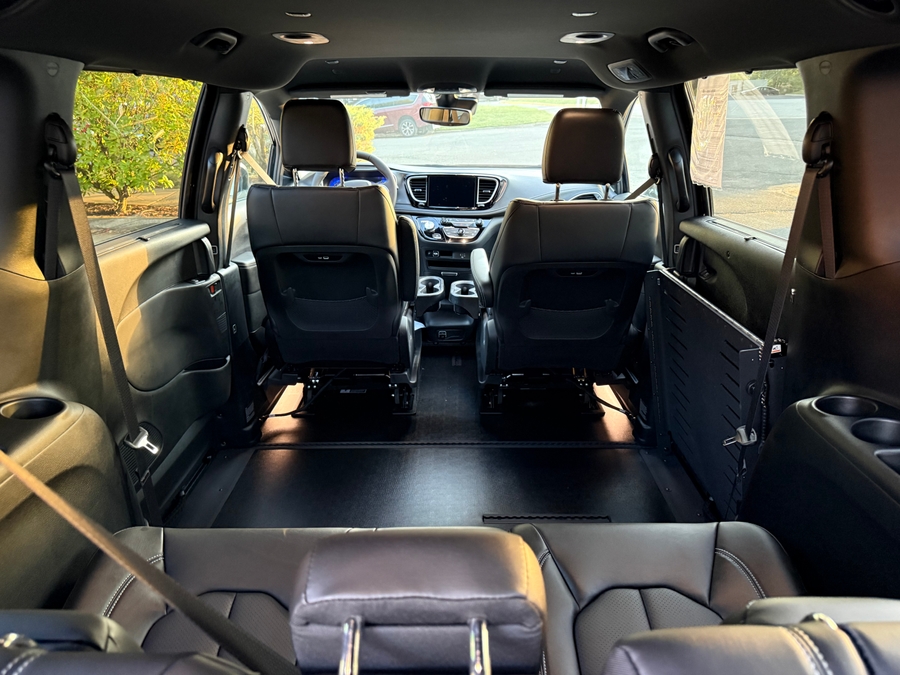 Black Chrysler Pacifica image number 3