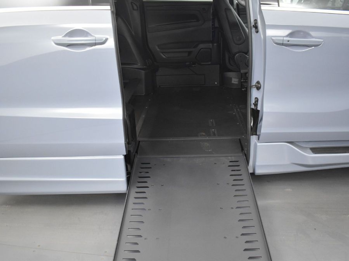 Grey Honda Odyssey image number 11