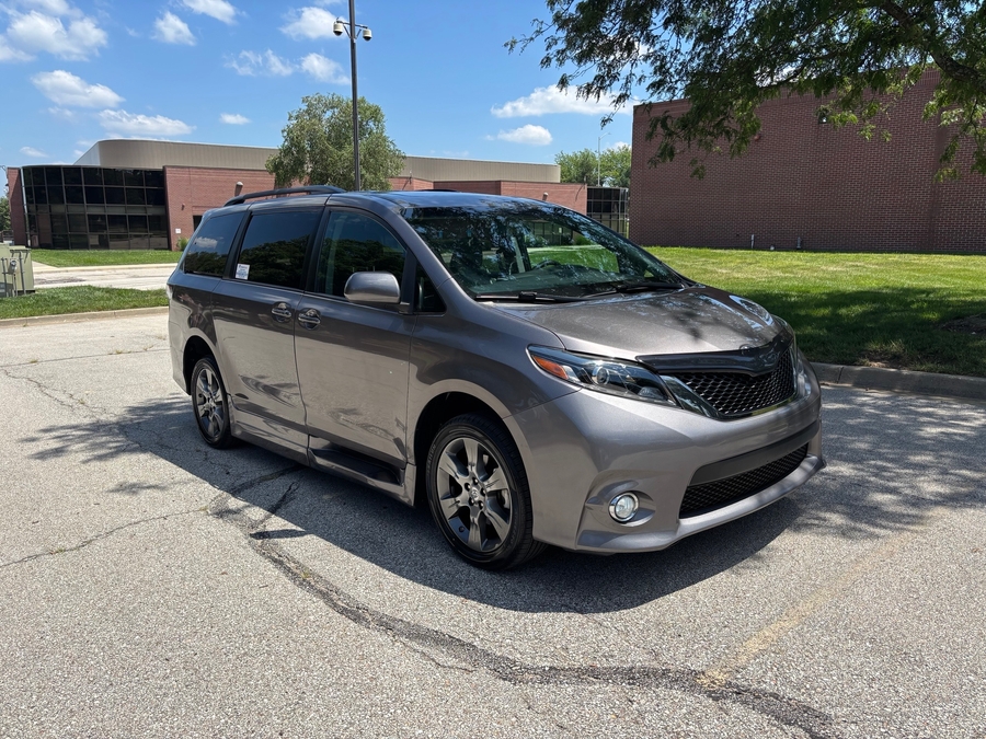 Used 2016 Toyota Sienna SE - BraunAbility Side Entry In Floor Automatic Ramp