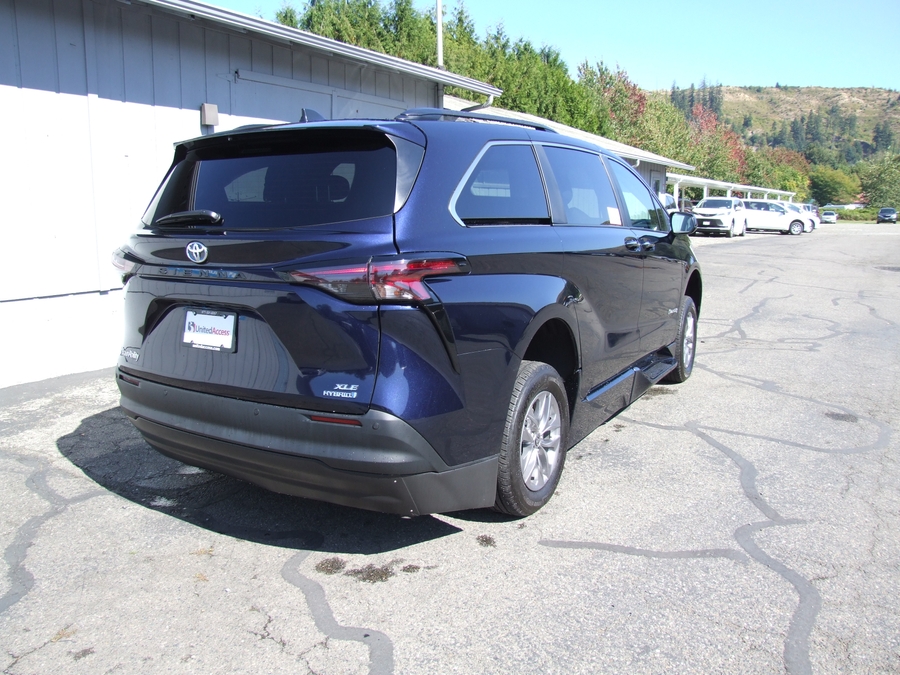 Used 2024 Toyota Sienna Hybrid XLE Plus - BraunAbility Side Entry In Floor Automatic Ramp