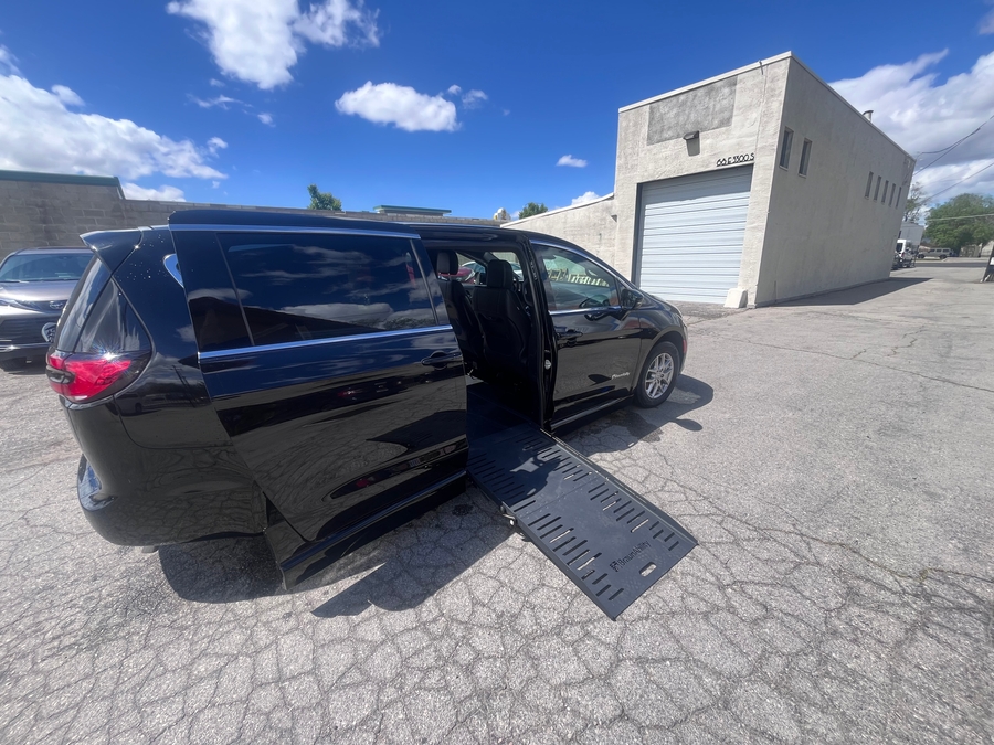 Blue Chrysler Pacifica image number 2