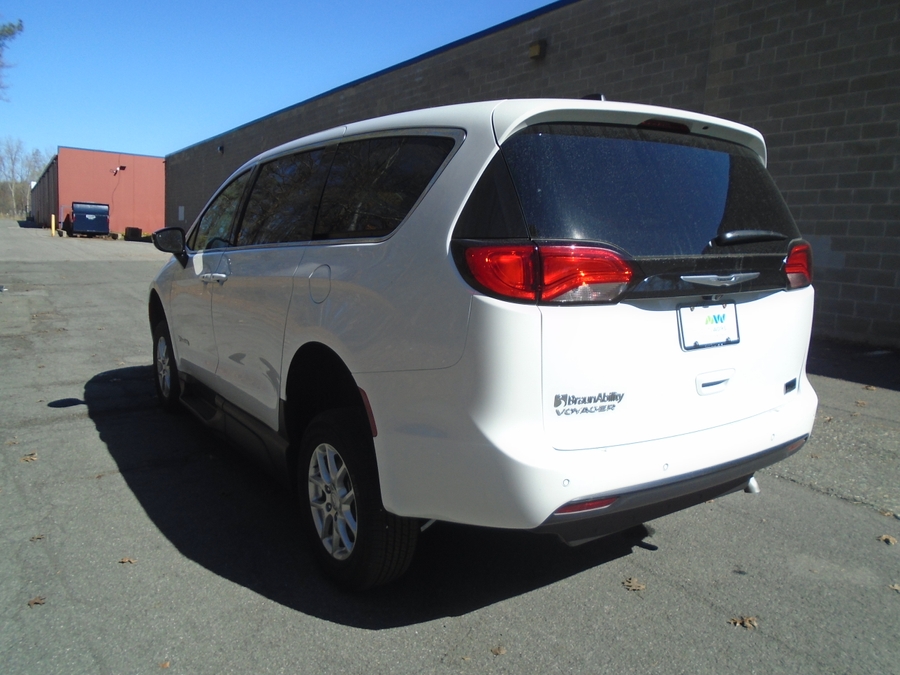 White Chrysler Voyager image number 12