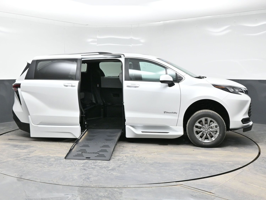 New 2026 Toyota Sienna Hybrid XLE Base - BraunAbility Side Entry Fold Out Automatic Ramp