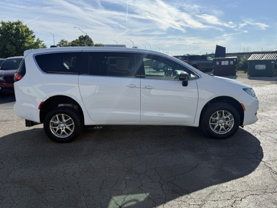 White Chrysler Voyager image number 3