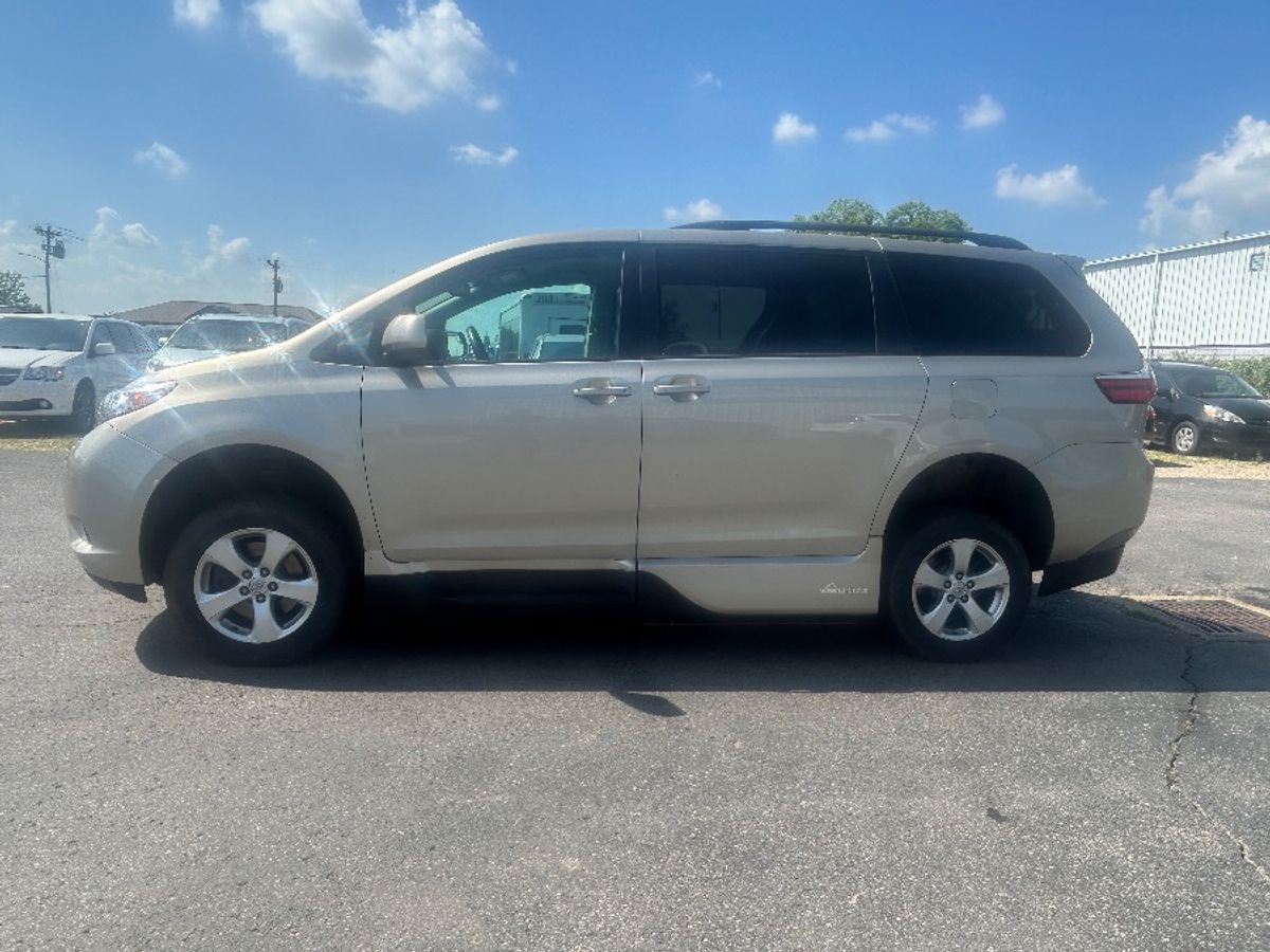 2017 TOYOTA SIENNA - Image 5