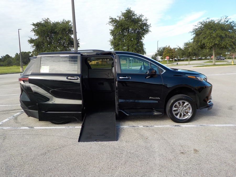 Black Toyota Sienna image number 31