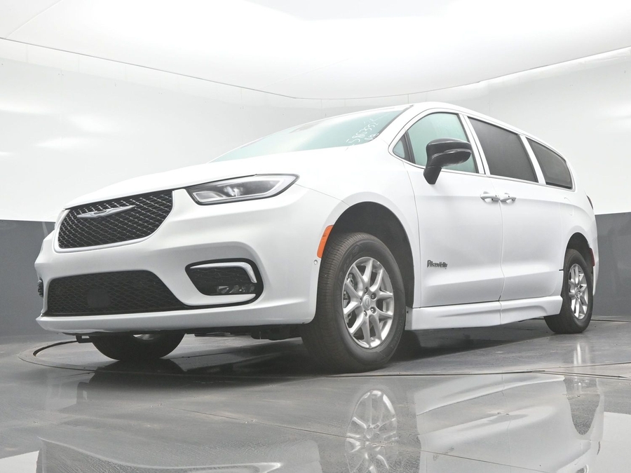 White Chrysler Pacifica image number 19