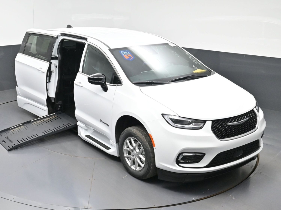 White Chrysler Pacifica image number 21