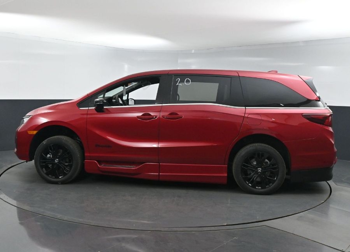 Red Honda Odyssey image number 4