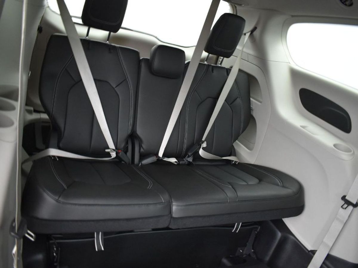 White Chrysler Pacifica image number 13