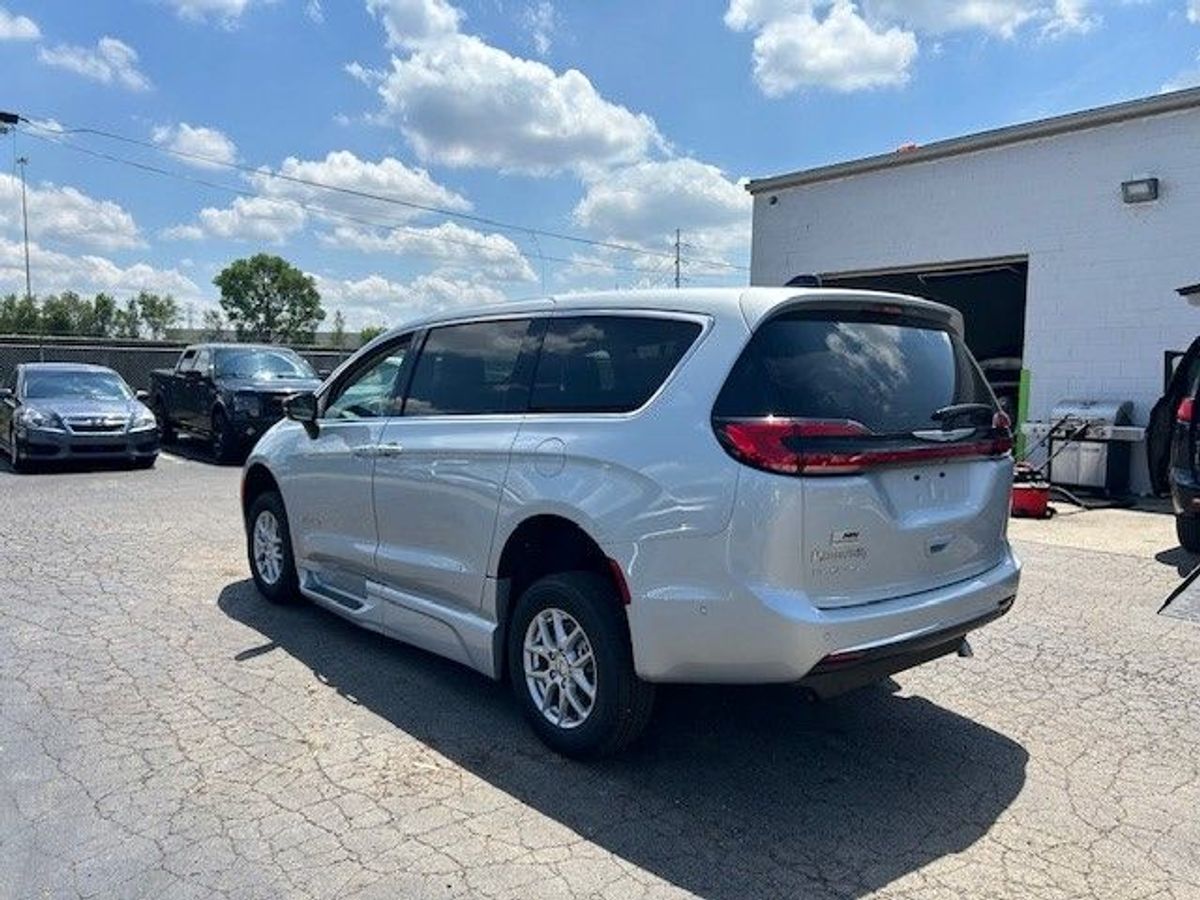 Silver Chrysler Pacifica image number 5