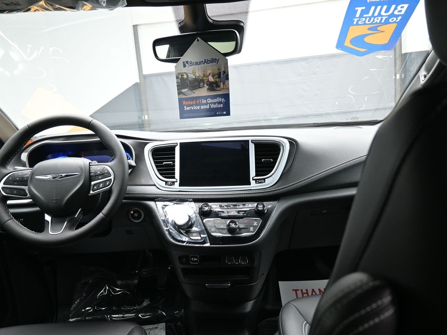 Black Chrysler Pacifica image number 12