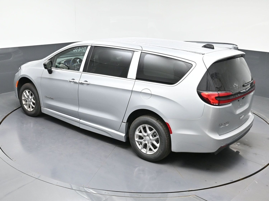 New 2026 Chrysler Pacifica Select - BraunAbility Side Entry Fold Out Automatic Ramp