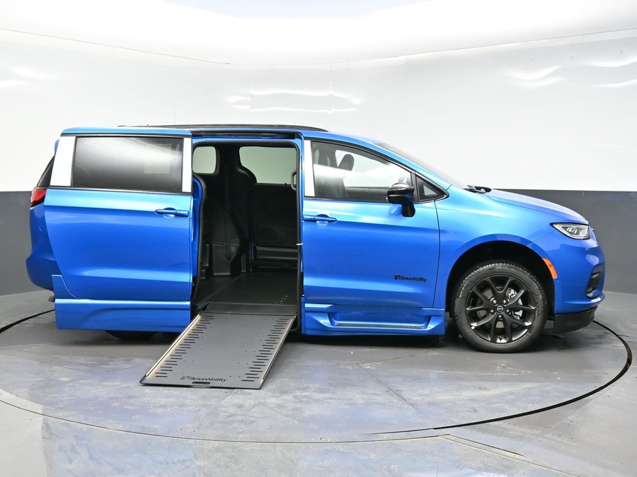 New 2026 Chrysler Pacifica Select Sport - BraunAbility Side Entry Entry In Floor Automatic Ramp
