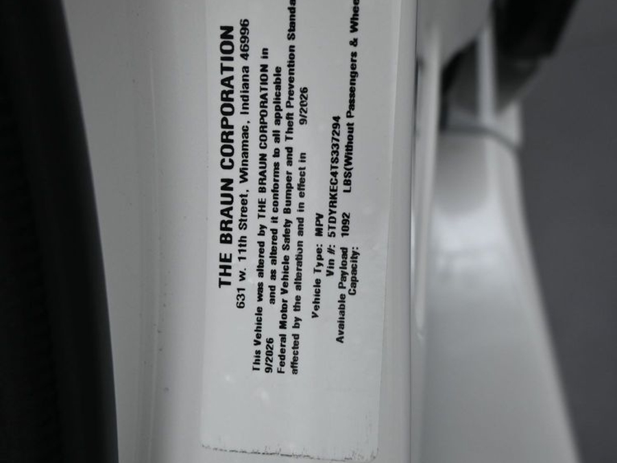New 2026 Toyota Sienna Hybrid XLE Base - BraunAbility Side Entry Fold Out Automatic Ramp