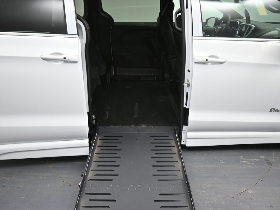 White Chrysler Pacifica image number 11