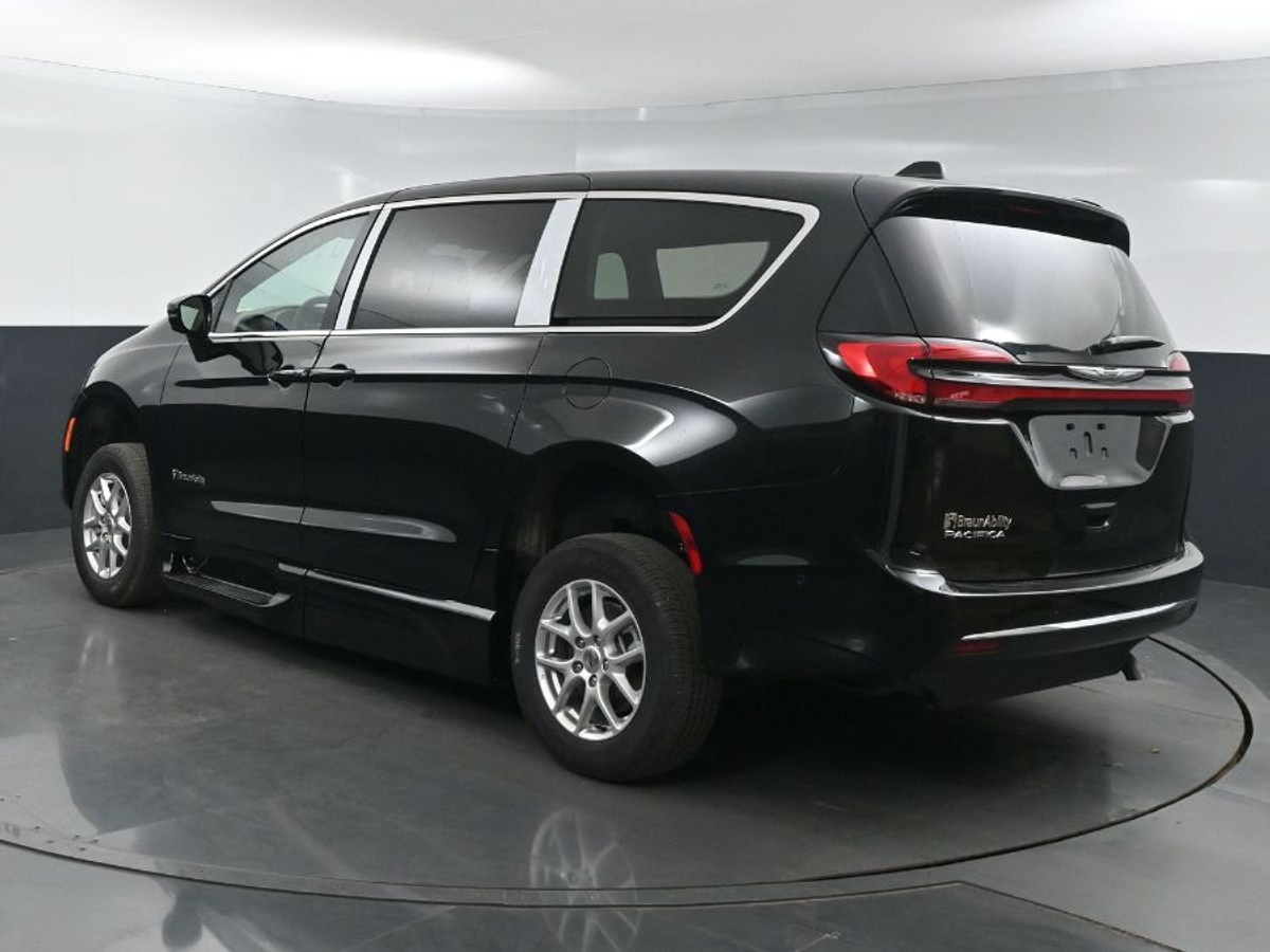 Black Chrysler Pacifica image number 5