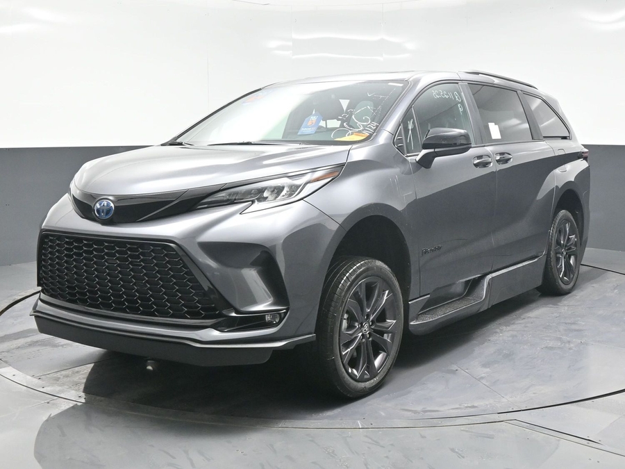 New 2025 Toyota Sienna Hybrid XSE Sport - BraunAbility Side Entry Entry In Floor Automatic Ramp