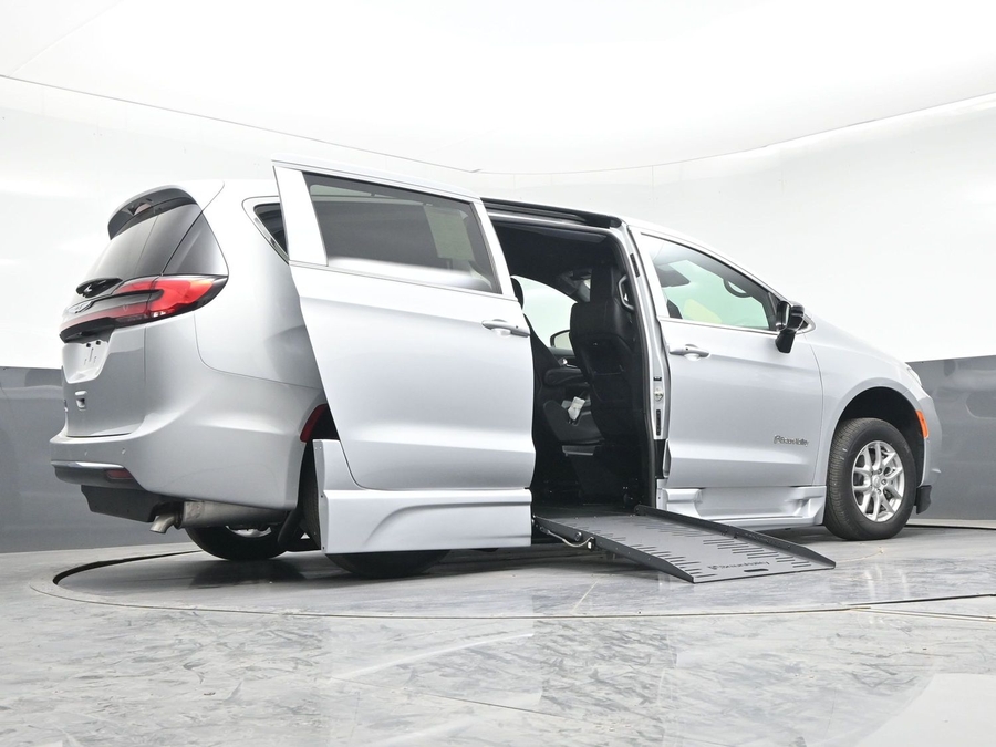 New 2026 Chrysler Pacifica Select Safety - BraunAbility Side Entry Entry Fold Out Automatic Ramp