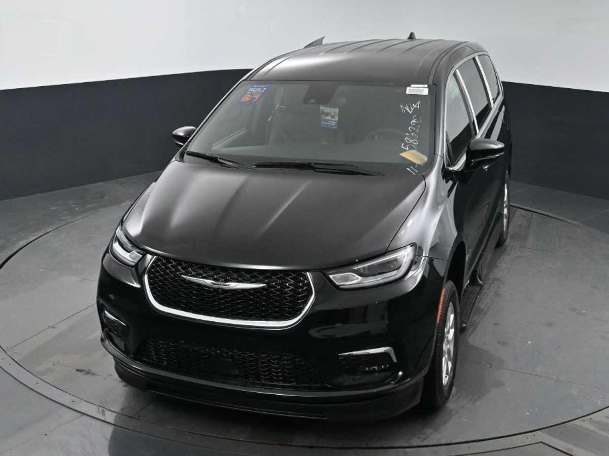 Black Chrysler Pacifica image number 23