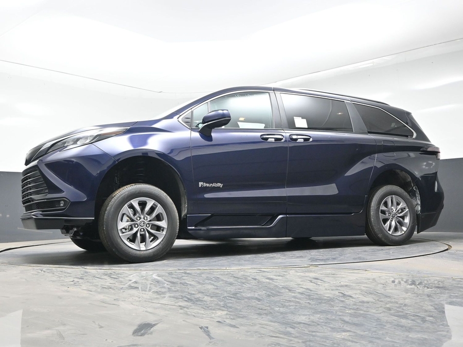 Blue Toyota Sienna image number 19