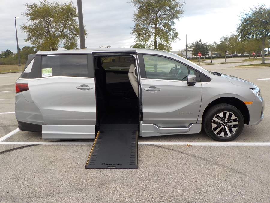 Silver Honda Odyssey image number 30
