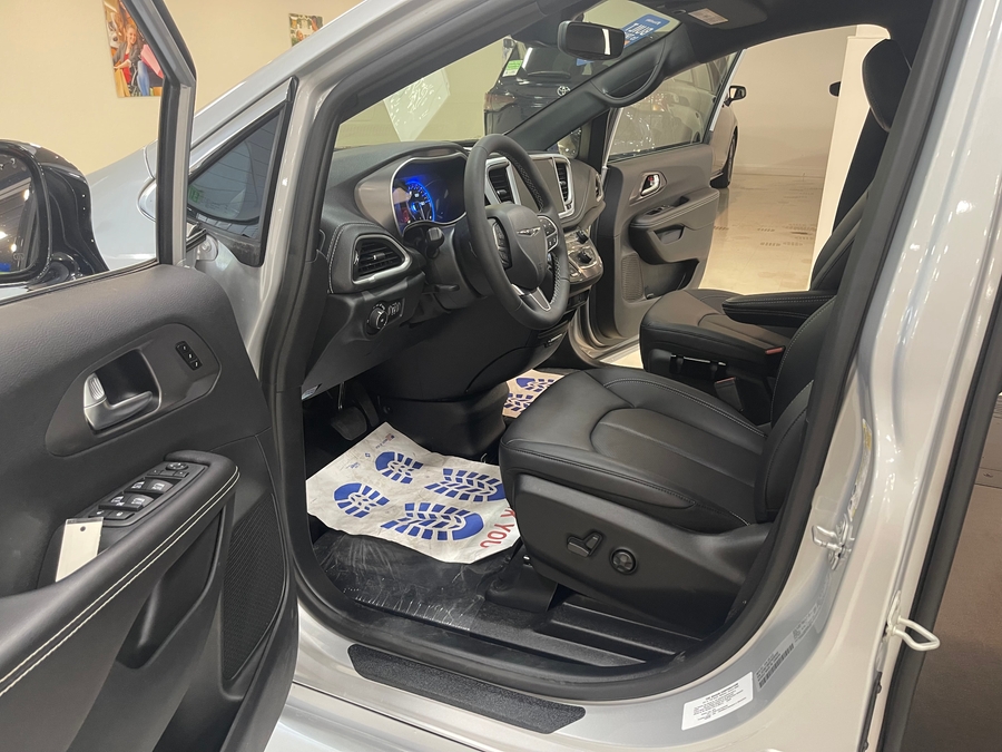 Silver Chrysler Pacifica image number 14
