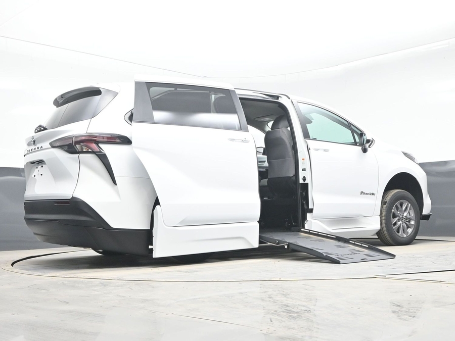 New 2026 Toyota Sienna Hybrid LE - BraunAbility Side Entry Entry Fold Out Automatic Ramp