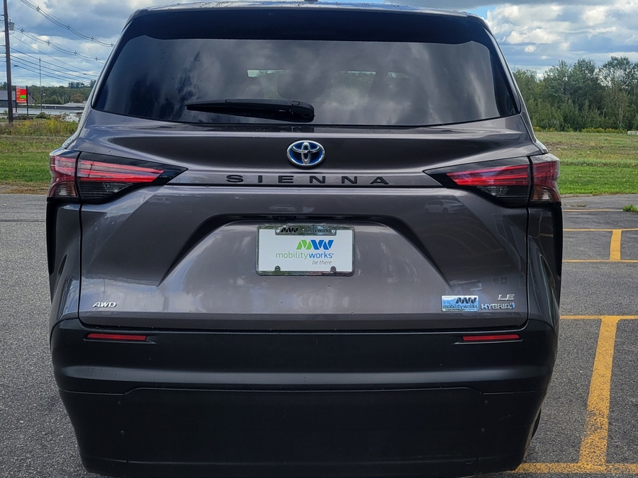 Grey Toyota Sienna image number 8