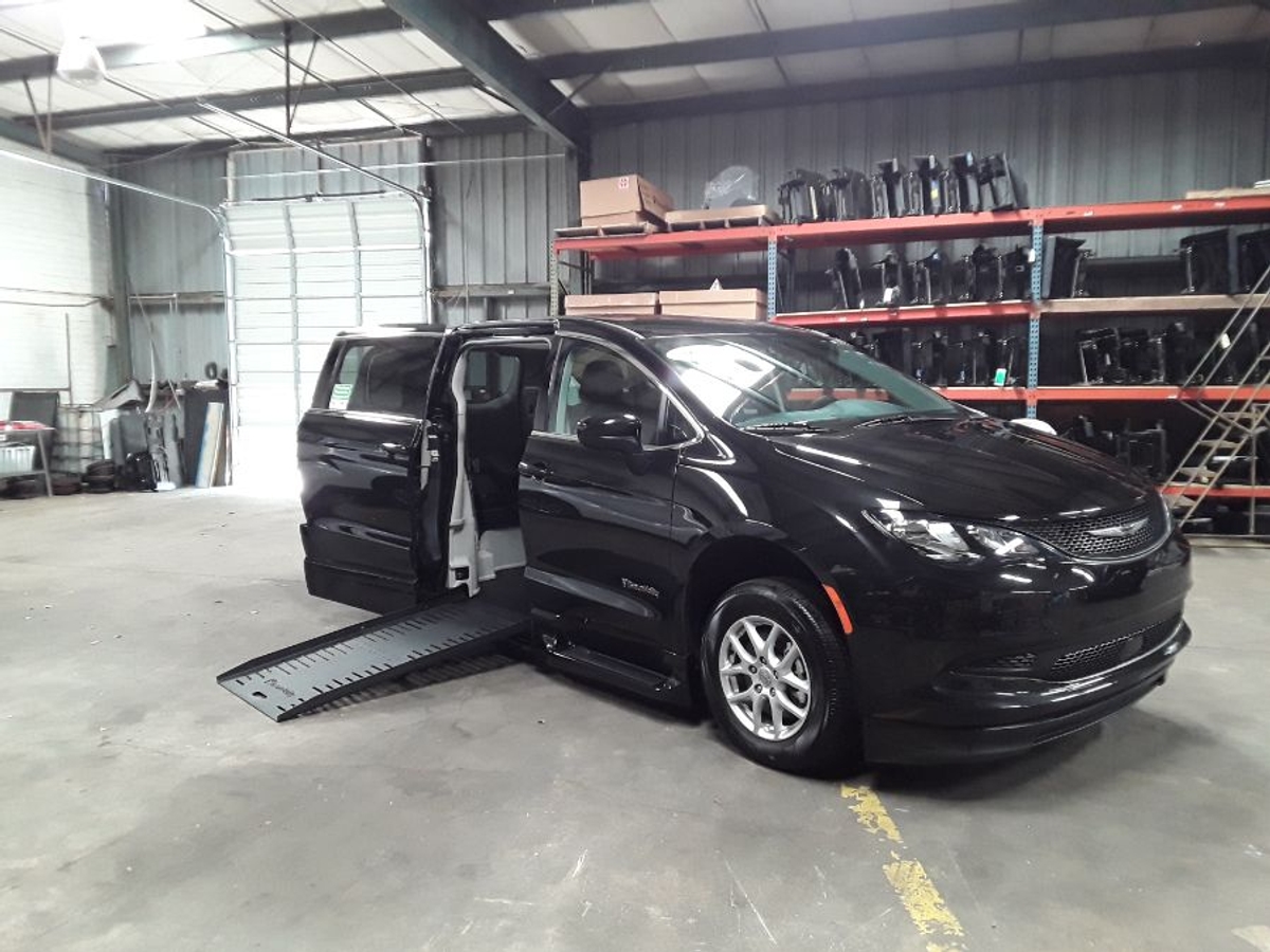 Used 2022 Chrysler Voyager LX's photo