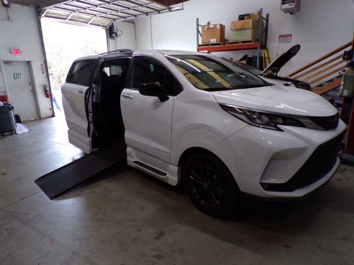 2024 TOYOTA SIENNA - Image 1