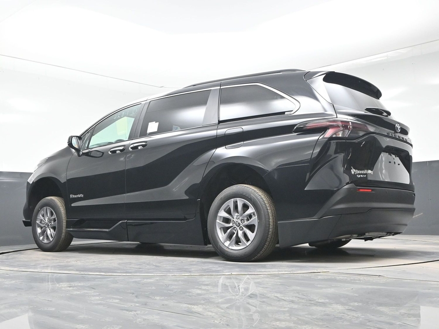 Black Toyota Sienna image number 20