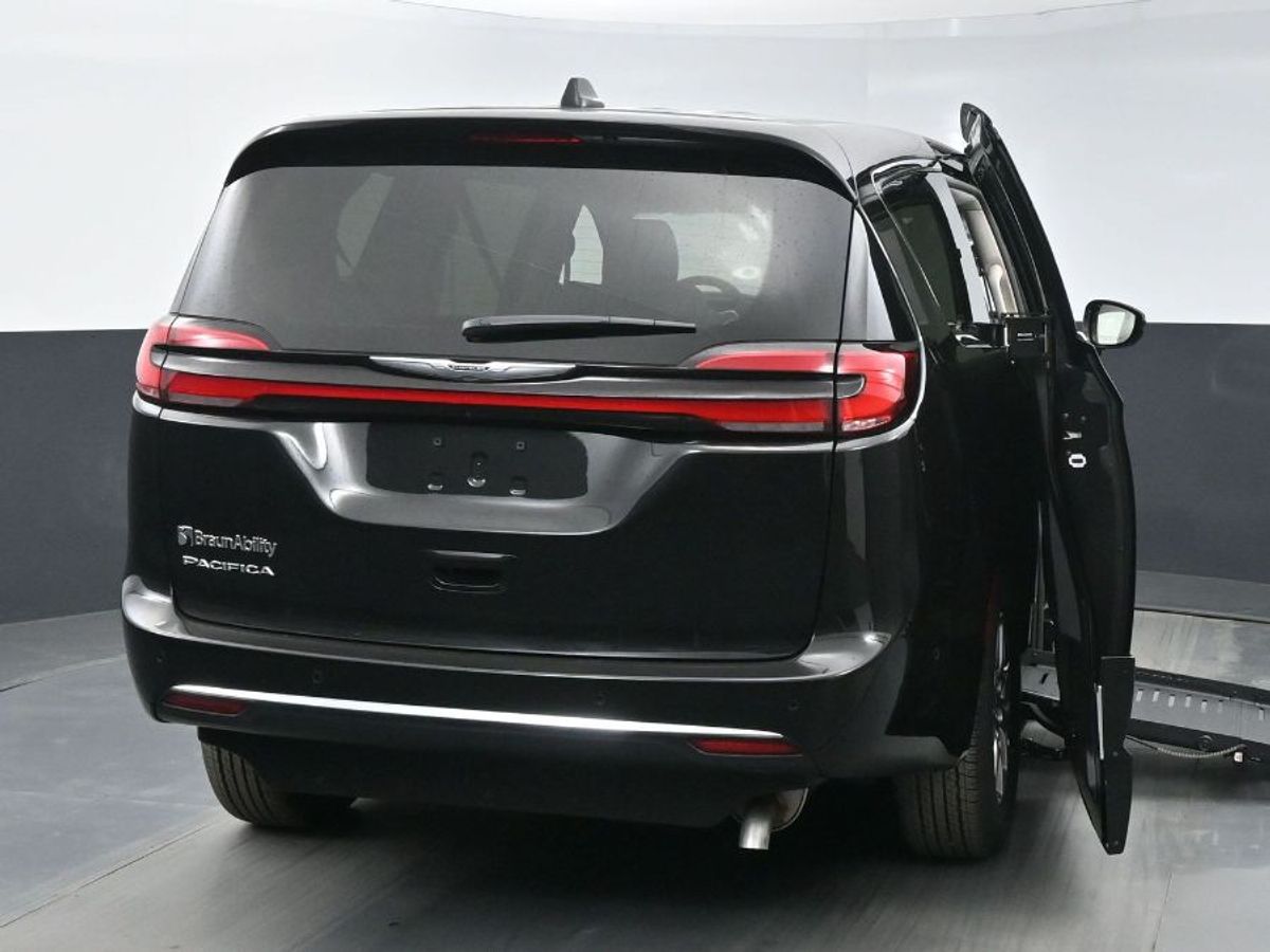 Black Chrysler Pacifica image number 22