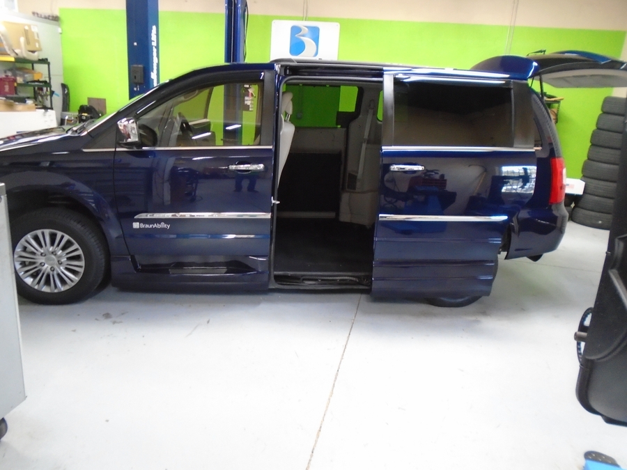2016 Chrysler Town & Country Touring-L - Photo 12