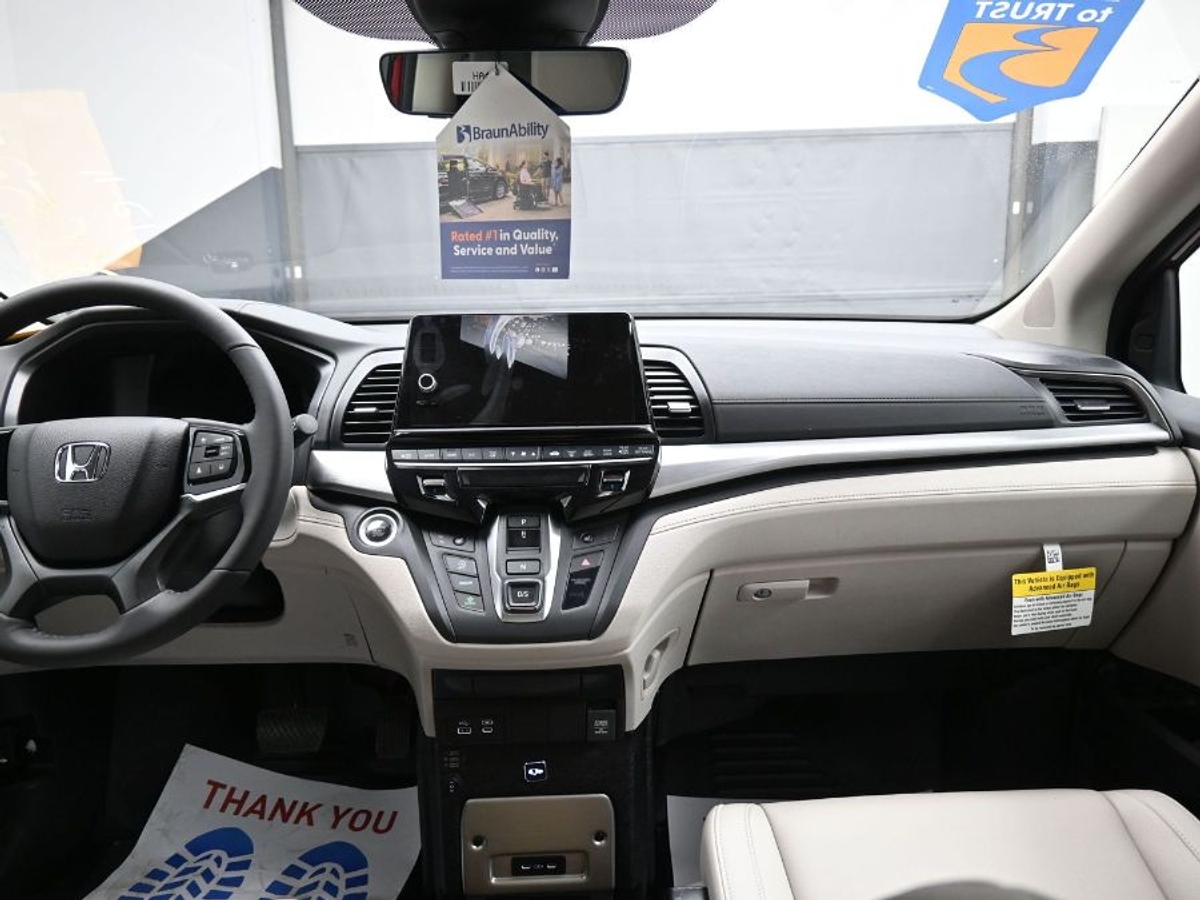 Red Honda Odyssey image number 12