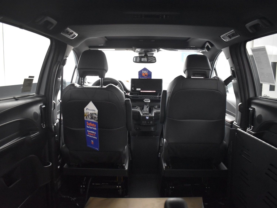 New 2025 Toyota Sienna Hybrid XSE - BraunAbility Side Entry Entry Fold Out Automatic Ramp