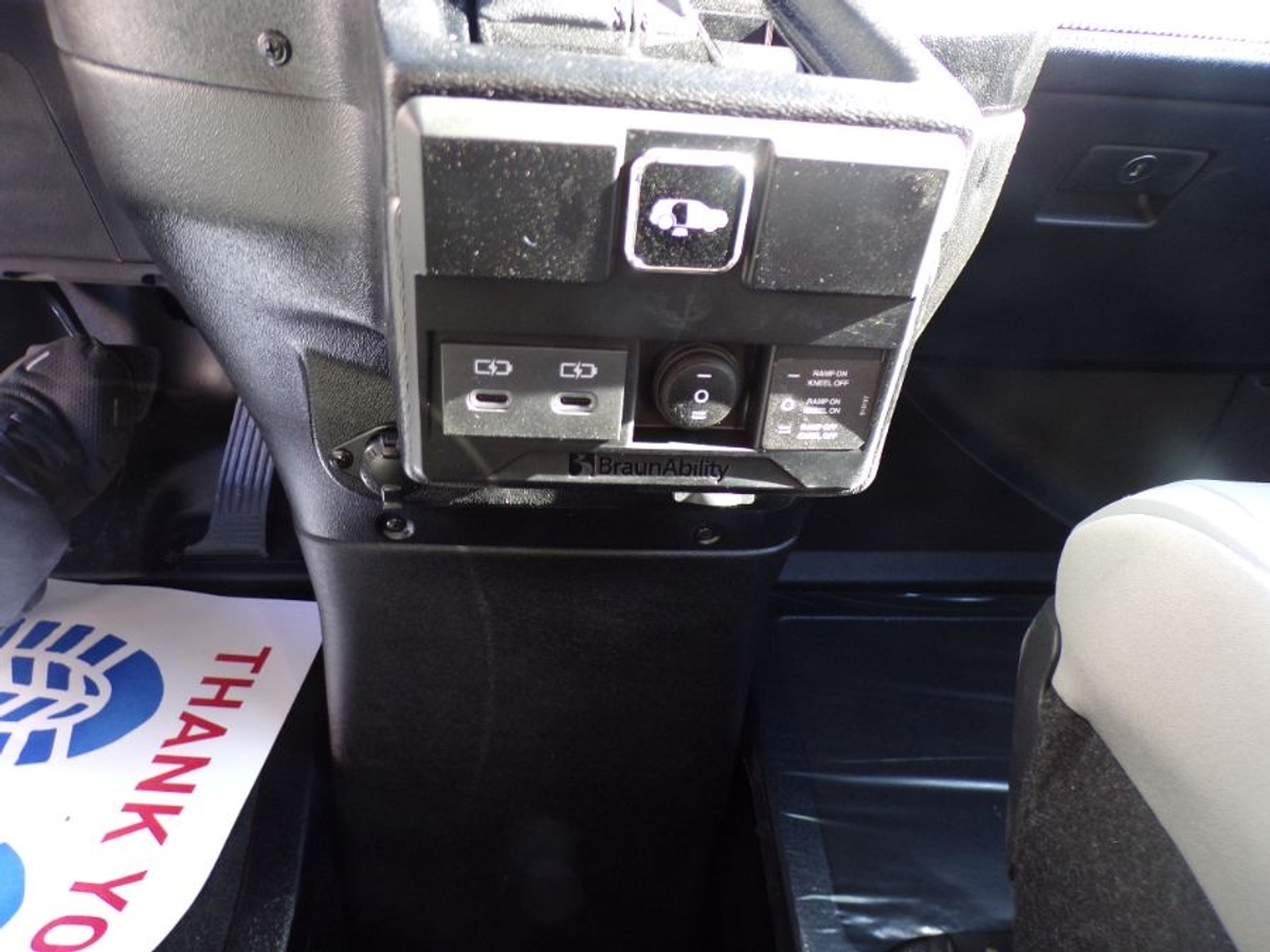 2025 TOYOTA SIENNA - Image 8