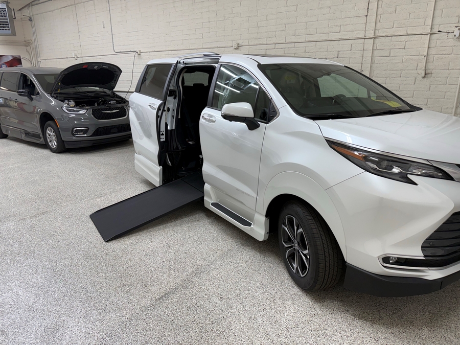 New 2026 Toyota Sienna Hybrid Platinum - VMI Side Entry Entry In Floor Automatic Ramp