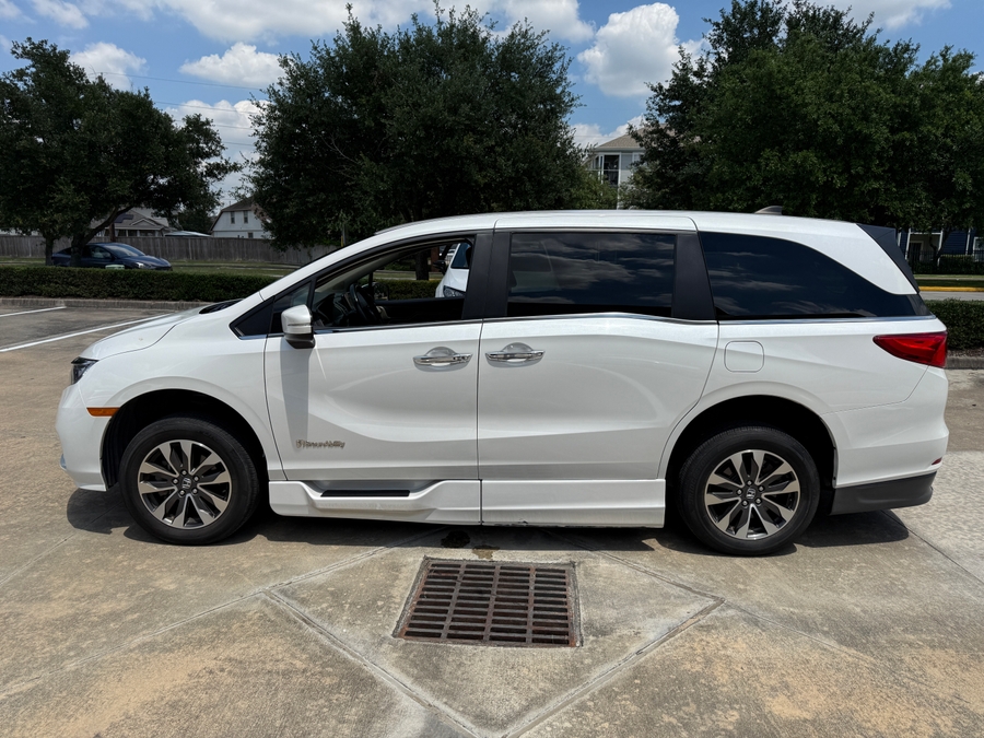White Honda Odyssey image number 5